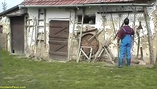 Çiftçi nine açık havada sert sikiliyor