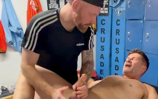 Sert koç delikanlılar esniyor ve sonra ginger gav x tarafından dölleniyor