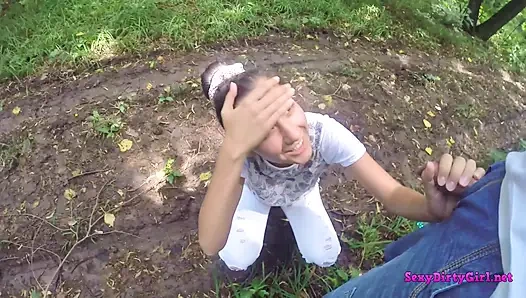 Genç kız ormanda yarak emiyor ve sonra ağacın yanında mastürbasyon yapıyor