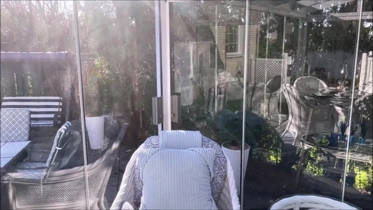 Hunk üvey baba ayı verandada çıplak güneşleniyor 4