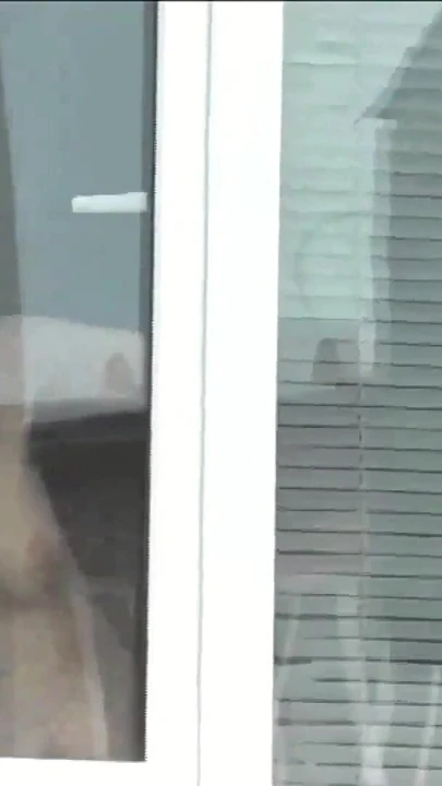 Herkesin içinde çıplak. Arabalı rastgele adam taksi şoförü çıplak bir kadının apartman pencerelerini yıkarken izliyor. Halka açık çıplaklık çıplak kadın bakış açısı | Klip 2