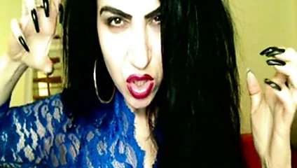 Uzun siyah tırnaklı baştan çıkarıcı kadın