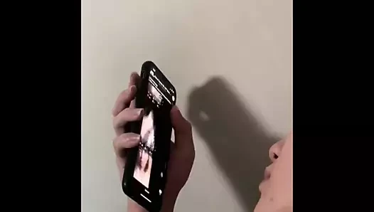 Singapurlu dolandırıcı porno izlemeyi seviyor. küçük çük oğlan