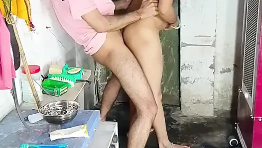 Göt amcık sikiyor yarak emiyor göğüslerini emiyor memeden süt emiyor ve domaltarak yarağa oturuyor ve doğrudan Hintçe seste yatıyor