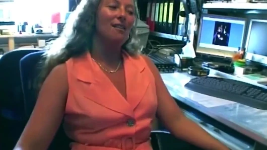 Kıvırcık esmer ofis sandalyesinde sert biniyor
