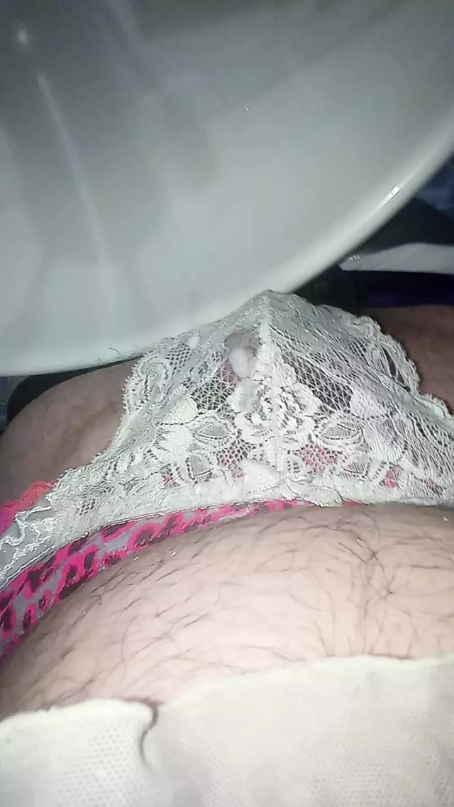Travesti kaltak boşalıyor