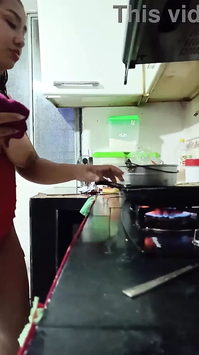 Beni sert sikiyorlar, erkekler bunu seviyor çünkü büyük götlü ve iyi bir fahişe olan bir esmerler.