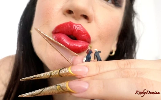 Giantess kinkydomina stiletto tırnaklarıyla seni tantalize ediyor