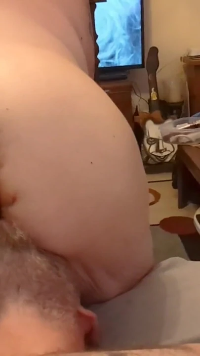 Падающий из челюсти момент из "толстушка приседает на моем лице"