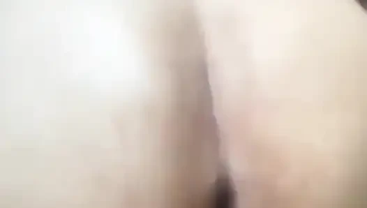 Büyük götlü iri güzel kadın yanaklarına boşalana kadar büyük zenci yarağını alıyor