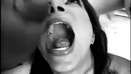 Ağzına bol miktarda cum alır.