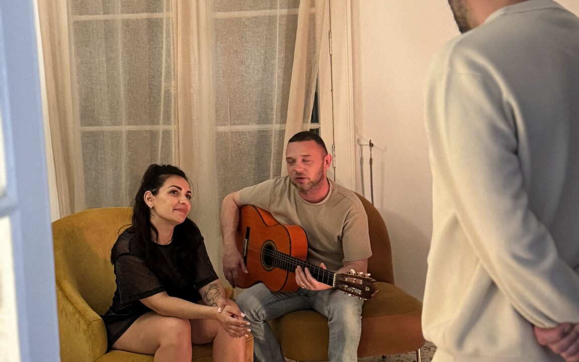 Lily Alix, Sınırsız gitar dersleri.