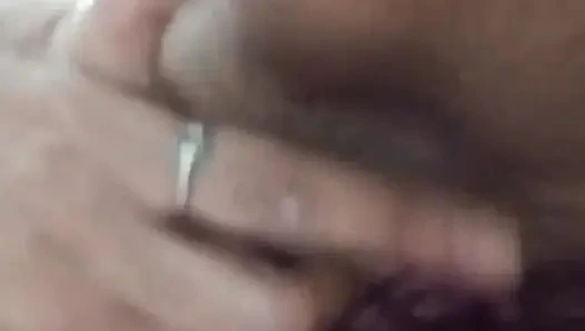 Merhaba oğlanlar beni sikiyor veya ıslak ve sıkı amcığıma sokmak için büyük yarağını gönder