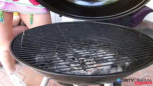 Barbekü büyük arka bahçede grup sekse dönüşüyor