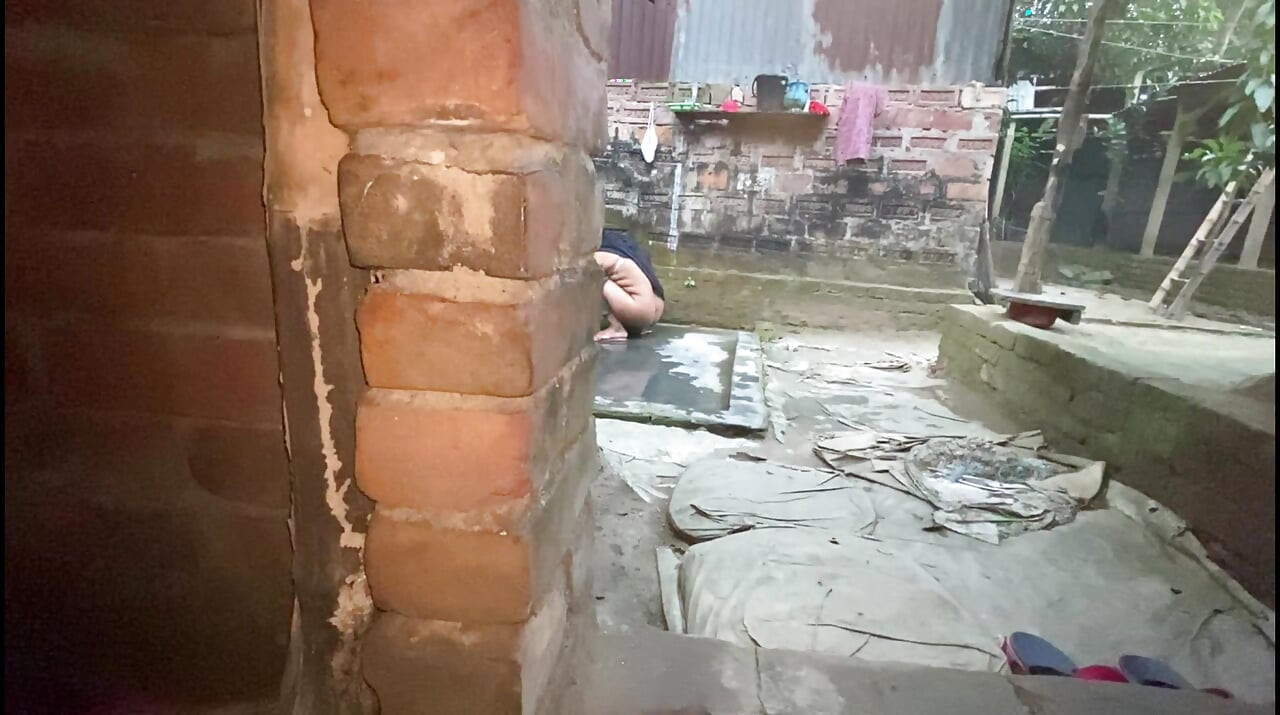 Güzel Bangladeşli kız kardeş yağmurda