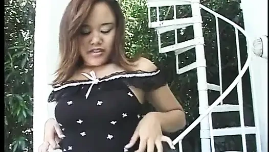 Sürtük Asyalı kaltak göt deliğinden sikiliyor