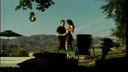 Muhteşem esmer ile dev memeler gets ona kedi parmaklı havuz başı