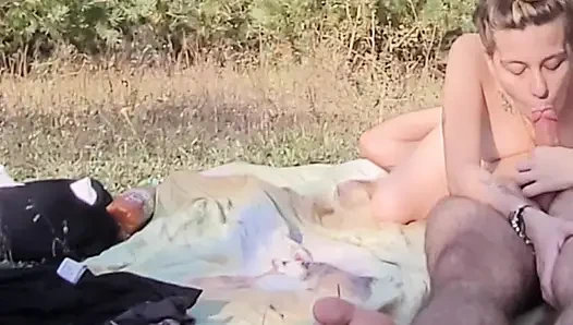 Açık havada gırtlağına kadar halka açık oral seks