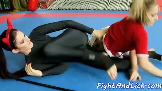 Muhteşem bebek kız kavgasından sonra memnun