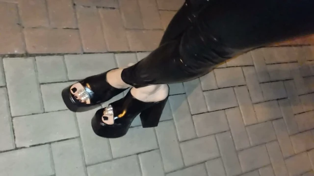 Sadece Erkeklerin Bakıp Salyalarını Akıtması İçin Gece Yalnızken Ultra Dar Lateks ve Platform Topuklu Ayakkabılarla
