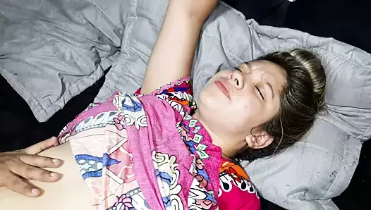 Üvey kardeşimi lezzetli amını emmek için uyandırıyorum