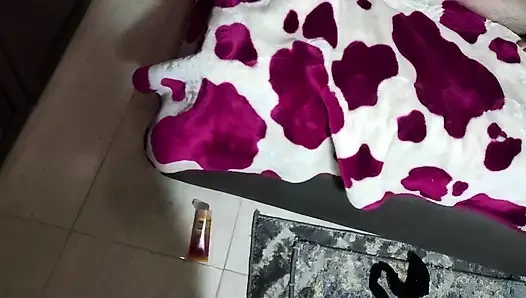 Bir Gulf gavat karısını şoförle filme alıyor, büyük bir yarakla götten sikiyor