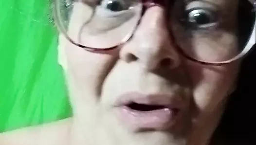 O şişeyi içeri sokuyor - çarşaflarda ne ucube var