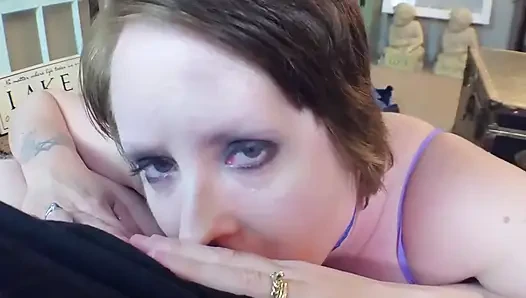 Büyük memeli orta yaşlı seksi kadın gırtlak ve amcık sikişi yüze boşalma