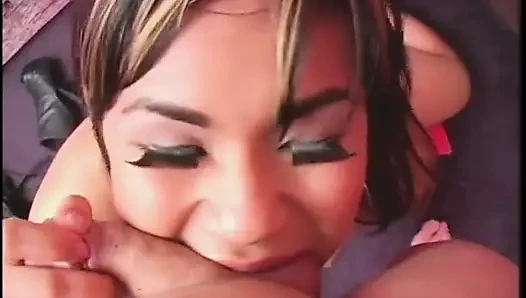 Kameraman çarpıcı Asyalı fahişe Kyanna Lee'nin sikini emdikten sonra yüzüne boşalmasını filme alıyor