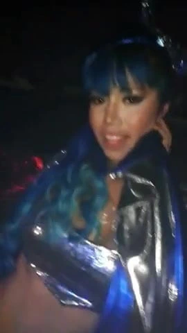 Lezbiyen dansçı diğer kızları öpüyor