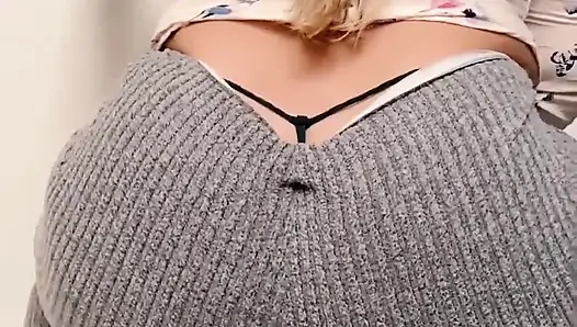 Orta yaşlı seksi üvey annem yoga pantolonu içinde güzel götünü temizliyor ve zıplatıyor