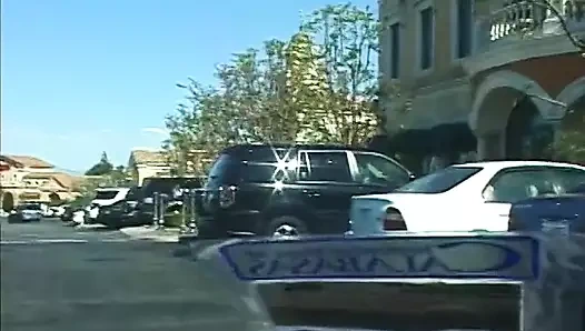 Edepsiz sarışın piliç büyük zenci yarağı tarafından arkadan sikiliyor