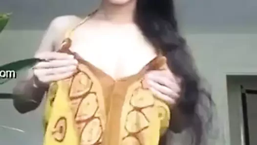 seksi kız gösteren göğüsler