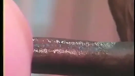 Kadın onun için bacaklarını açarken göt deliğini parmaklıyor
