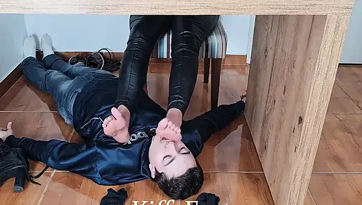 Tanrıça Kiffa - ayak kölesi yüksek topuklu çizmeleri temiziyor