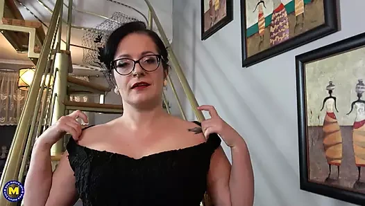 Klas Jenny 20'ler tarzında sapıklık yapmayı seviyor