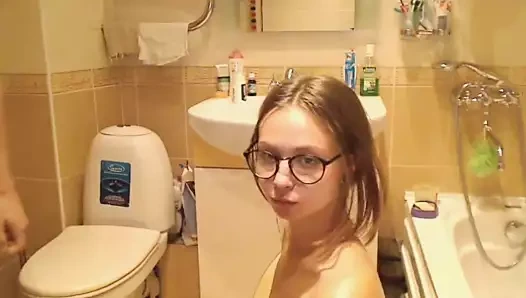 Kolej bebek veren kafa içinde the banyo