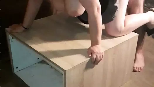 Ben kahve masasında bir doggystyle fuck onun kıçını alıyorum