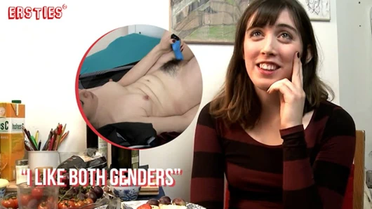 Ersties - yalnız esmer bebek bir oyuncakla mastürbasyon yapıyor