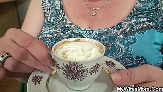 Büyük göbek kayınvalidesi onu doğum gününde memnun ediyor