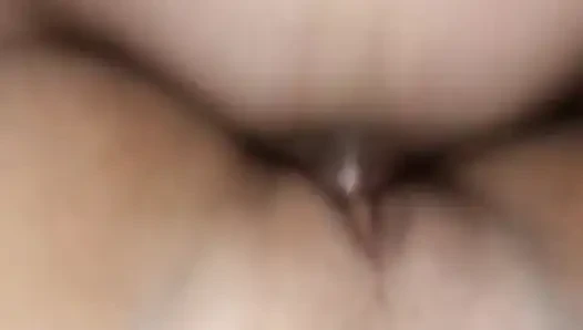 İki kez gelene kadar kız arkadaşımın sıkı amını sikmek için büyük yarağıma yarak halkası taktım.