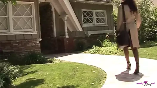 Racy seçmeleri başlarken, lezbiyen röportajcı oyuncaklarıyla zenciyi baştan çıkarmaya başlıyor