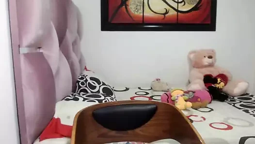 Siyah kız çeker büyük göğüsler dışarı ve yalıyor meme uçları