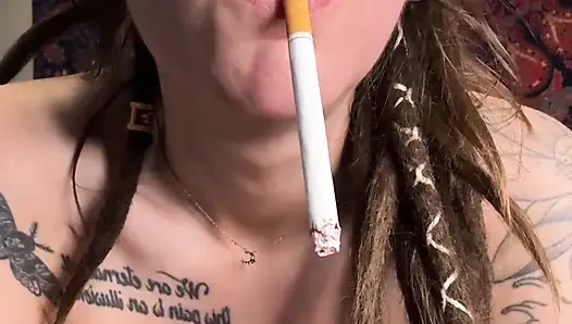 Sigara içen orta yaşlı seksi kadın siyah külot giyerek mastürbasyon yapıyor