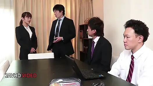 Anju Akane'in seksi ofiste üçlü seks macerası: iki erkek tatmini!