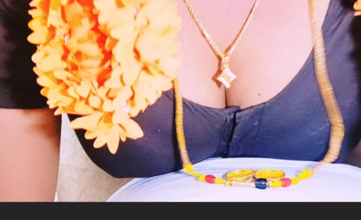 Kızgın üvey anne üvey oğlunu siyah büyük yarakla sikiyor. Telugu edepsizce konuşuyor.