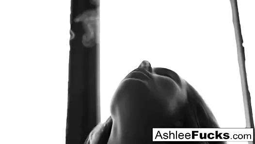 Busty ashlee graham sigara içerken onu doğal olarak gösteriyor