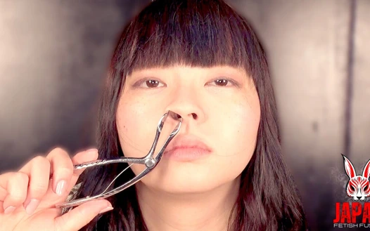 Himeka Takahoshi sabit kamerada sümükünü kazıyor ve yalıyor