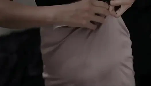 Endonezya pornosu yeni bir etek deniyor ve aniden arkadan sikiliyor