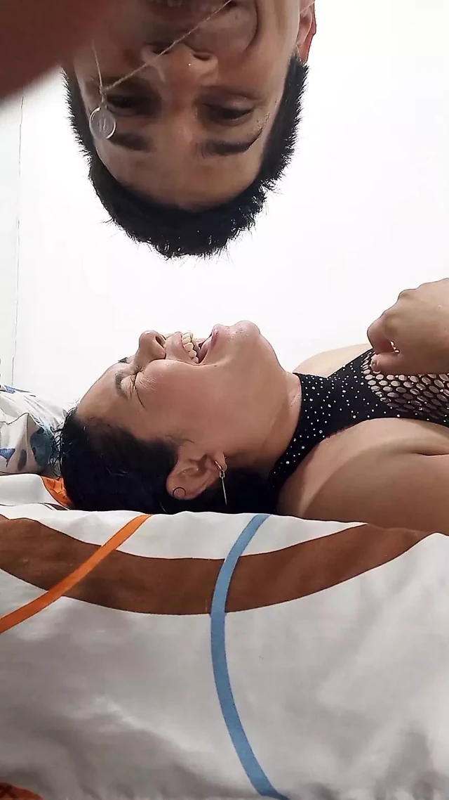 Aşkla dolu yumuşak oral seks yapıyor